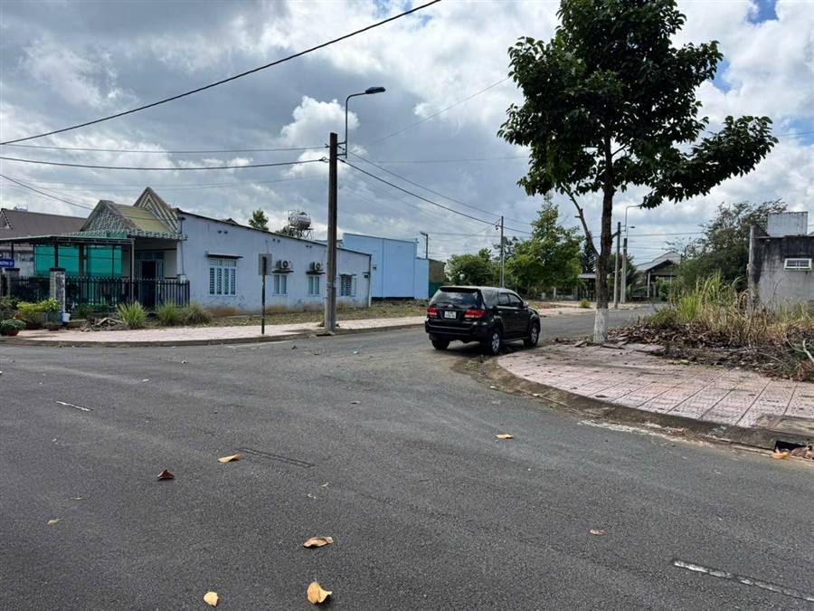 Nhà dân và ngã ba gần lô đất
