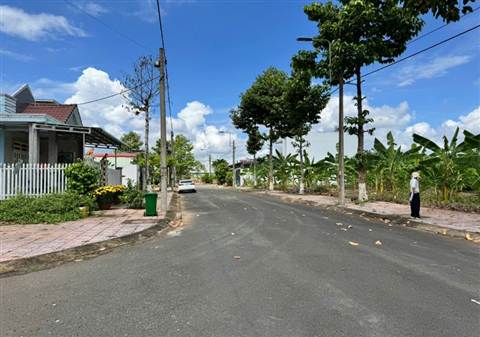 Đường nhựa có vỉa hè và đèn đường trong khu dân cư Đồi Rìu